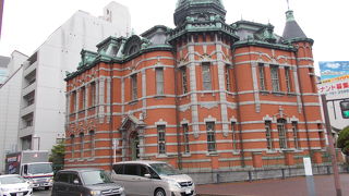 元は生命保険会社の建物です。