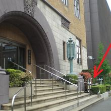 我が国の大学発祥の地は、学士会館の一ツ橋交差点寄りにあります