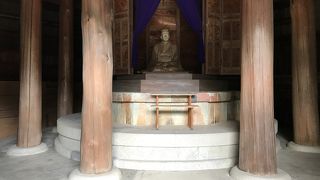 俳聖殿：芭蕉翁座像、なんとも言えない形
