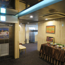 ホテル入口には、見本の料理が並びます