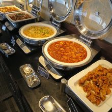 暖かい料理にはジャンク系・ごはんのおがず系が並びます