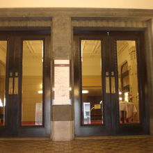 学士会館の西側の正面玄関です。歴史を感じさせる雰囲気です。