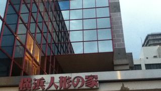 素敵な建物に多くの人形がある