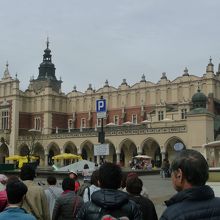 会館というより宮殿といえるほど豪華 