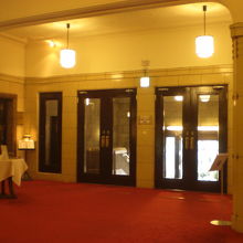 学士会館の内部の様子です。明治時代以降の趣を伝えています。