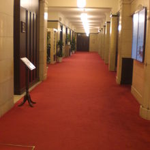 学士会館の内部廊下の様子です。永い歴史の重さを伝えています。