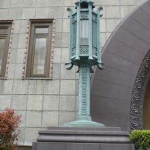学士会館の玄関前の燈籠照明です。格調の高さを象徴しています。