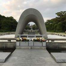 広島平和記念資公園の象徴である〝原爆死没者慰霊碑〟。