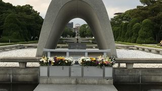 原爆犠牲者の慰霊とその被害を今に伝えています。