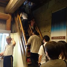 階段は狭くて急。