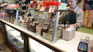 可愛いスイーツが並ぶお店