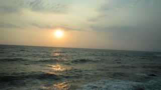 日本海に沈む夕日が眺められる景色のよい路線