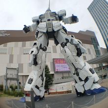 ダイバーシティ東京プラザに設置されている【実物大 ユニコーン