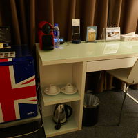 カプセルコーヒーと水がサービスでありました。