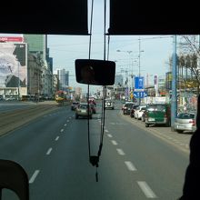 人口１７０万人の首都に見あう活気ある幹線道路