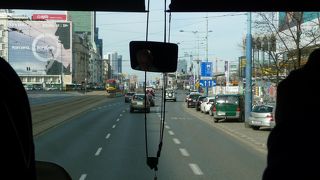 首都の経済活動を生み出す活気ある幹線道路、