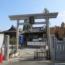 右手奥の鳥居前 (正面に見えるのは高田姫稲荷神社)
