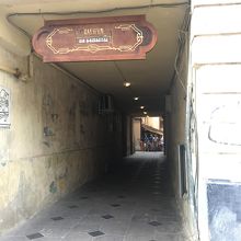 広場は建造物に囲まれている