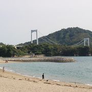 伯方大島大橋を眺めるビーチ