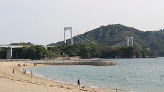 伯方大島大橋を眺めるビーチ