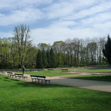 公園内のこんな広場に建っています