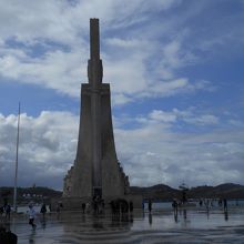 後方から見ると、剣の形になったモニュメント。