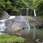 中間に滝壷がある二段落としの滝です。