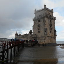 河口に静かにたたずむ姿は夢幻的ですらある。