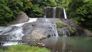 中間に滝壷がある二段落としの滝です。