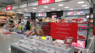 ここは出発口です、買い忘れはありませんかぁー