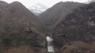 活火山の硫黄山から流れ出る温泉の滝