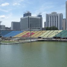 競技場は浮揚式でマリーナ湾に突出しています