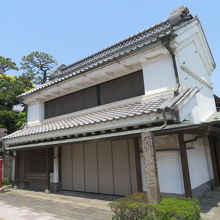 東屋田村本店の前にあります