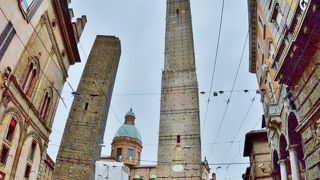 地震でいつ倒れておかしくない斜塔　建築の目的が理解不能