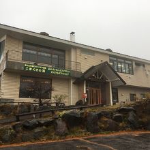 外観は山小屋風でした。