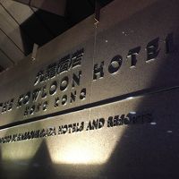 ホテルのロゴがライトアップされていました。