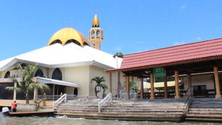 金色の傘を被ったドームを持っています、