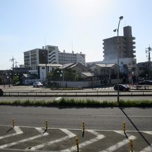 七里の渡しへ向かう歩道橋から見た「あつた蓬莱軒」