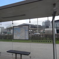 バス停もすぐ目の前（後ろに見えるのがホテル）