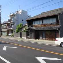 右手は脇本陣でもあった旅籠「伊勢久」の建物です