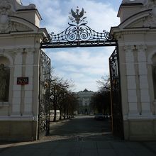 豪華な石門とスティールの扉、突き当りに宮殿