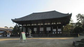 東側にあります