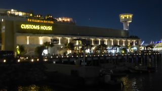 マリーナ湾に張り出したレストランになっているカスタムハウス
