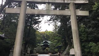 丸太町通りに面して鳥居が立っていました