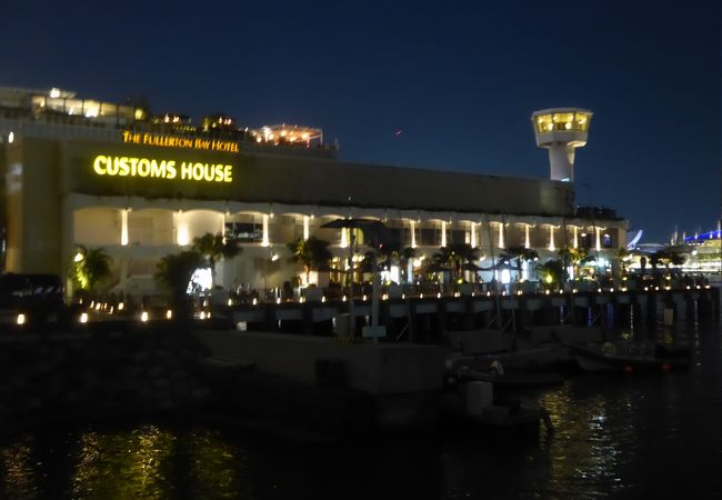マリーナ湾に張り出したレストランになっているカスタムハウス