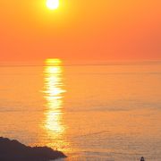 オホーツク海に夕陽が沈む前に海上に現れる光の道に感動