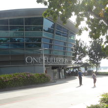 湾沿いのショッピングモールです