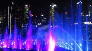 シンガポールらしい華やかな噴水ショー