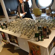 初造船就航で振る舞われたスパークリングワイン