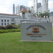 旧議事堂（アートハウス）の裏手にある新設のシンガポール国会議事堂